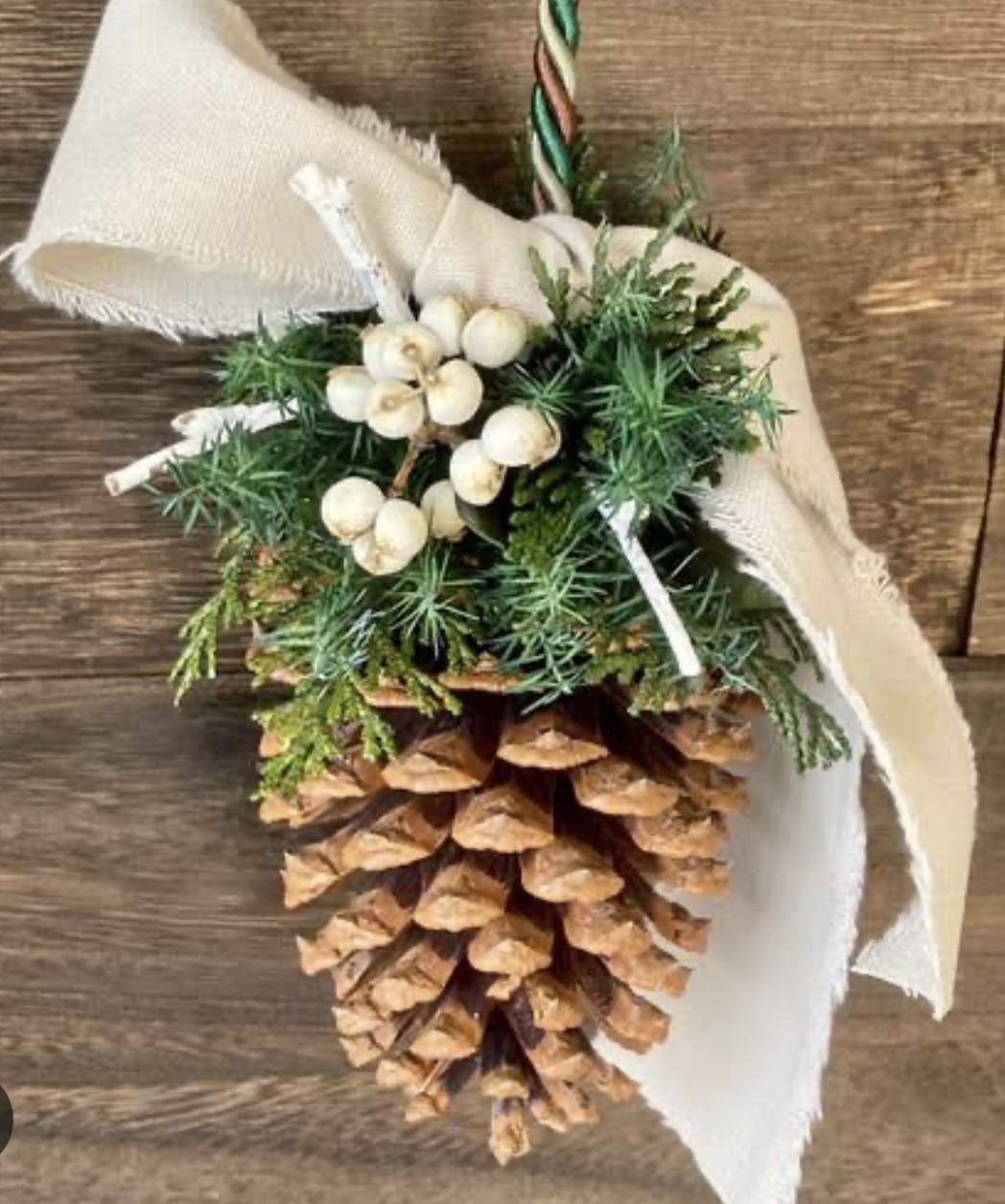 エンジョイアロマライフ「松ぼっくりのクリスマス飾りとクリスマス